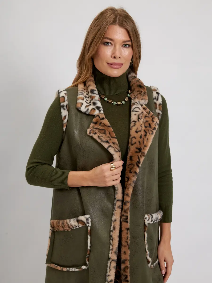 Удлиненный жилет Леопард зеленый с темным мехом авторская одежда