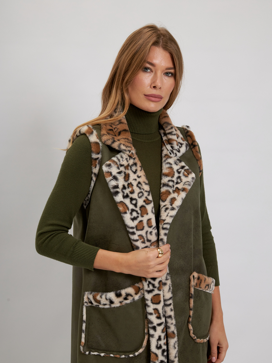 Удлиненный жилет Леопард зеленый со светлым мехом авторская одежда