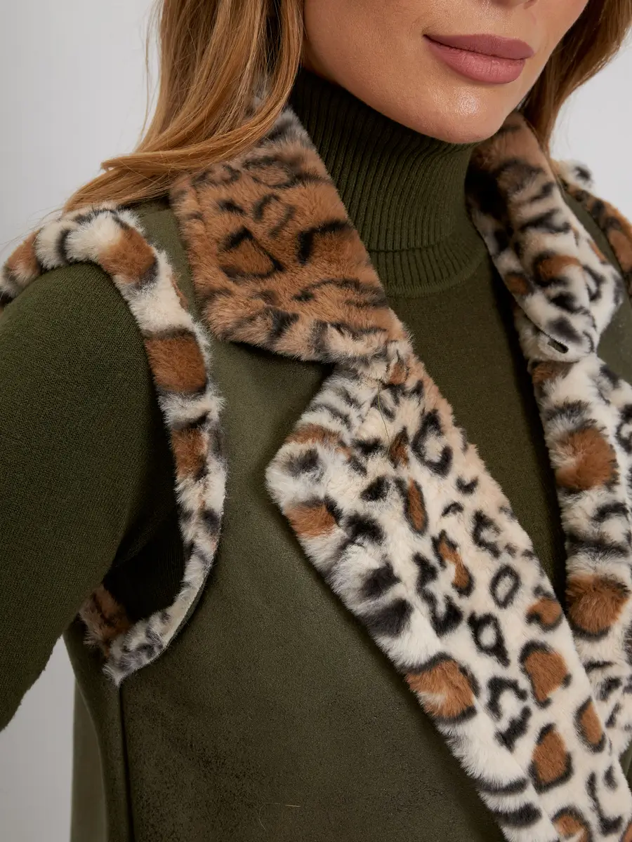 Удлиненный жилет Леопард зеленый со светлым мехом авторская одежда