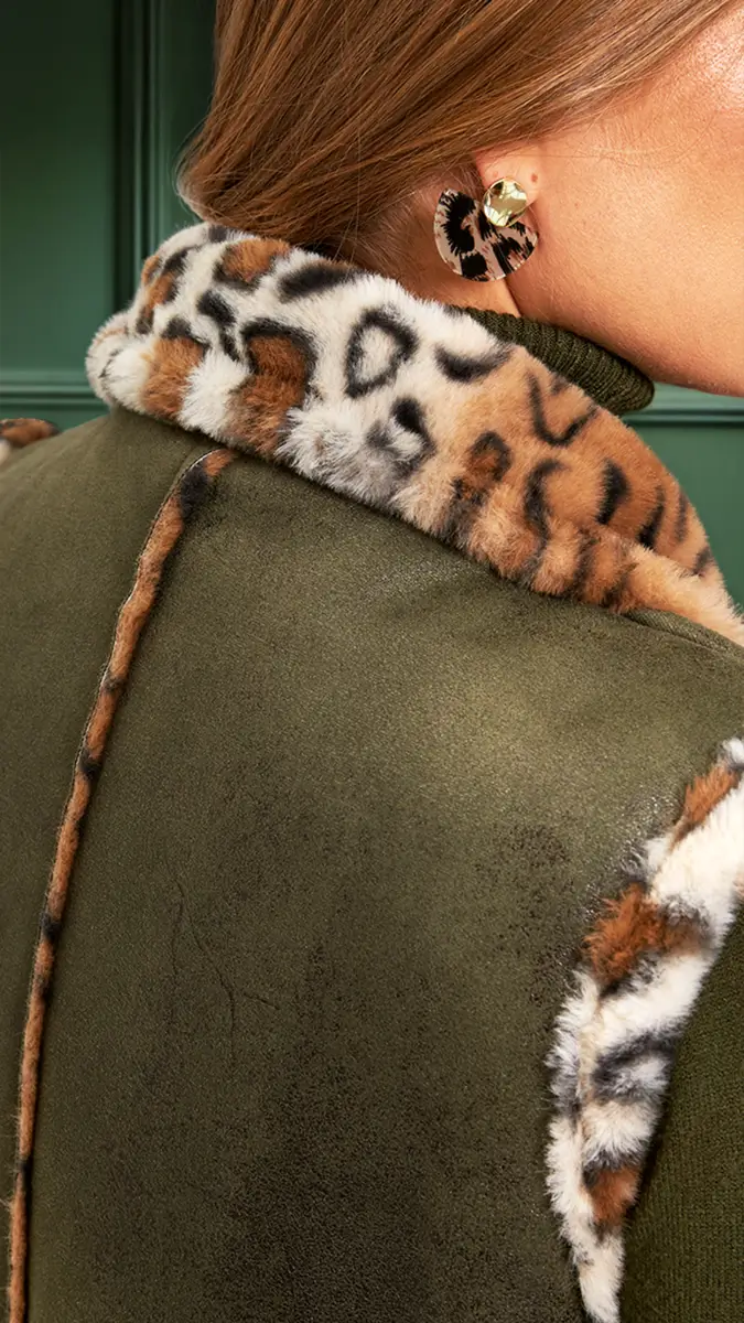 Удлиненный жилет Леопард зеленый с темным мехом авторская одежда