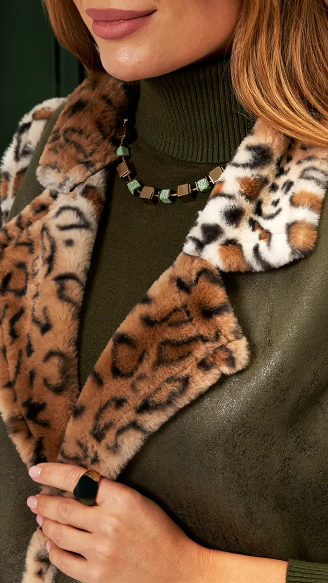 Удлиненный жилет Леопард зеленый с темным мехом авторская одежда