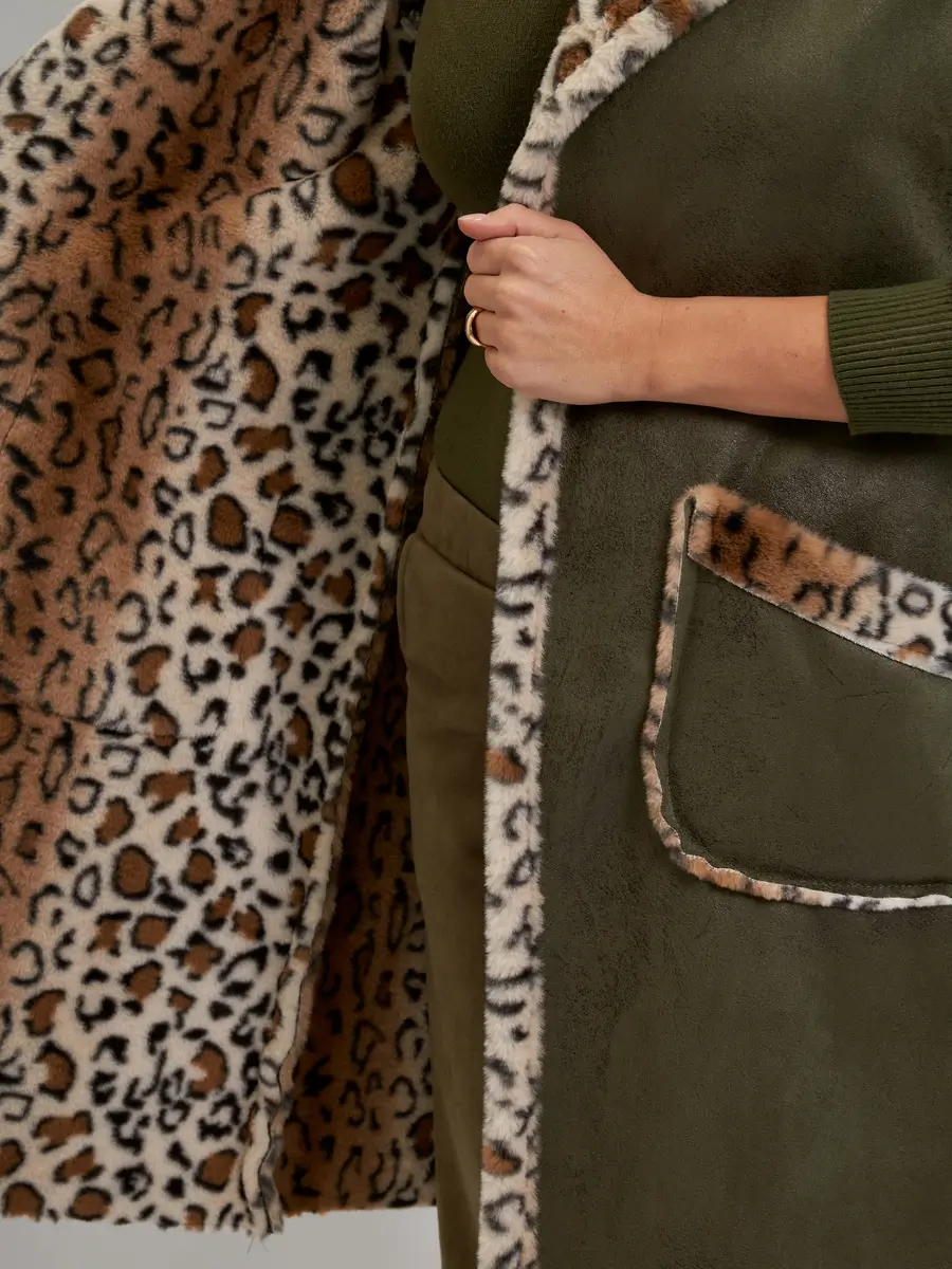 Удлиненный жилет Леопард зеленый со светлым мехом авторская одежда