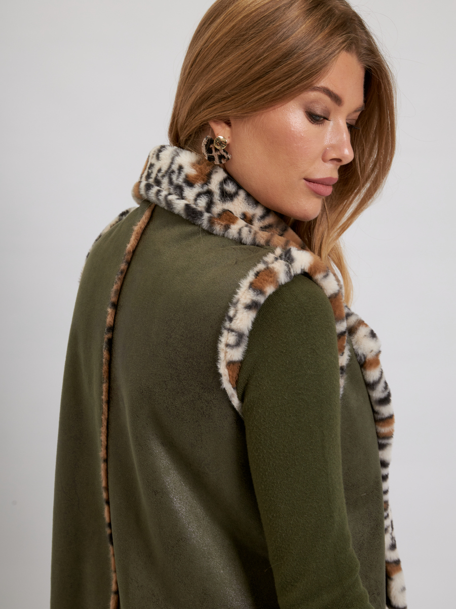 Удлиненный жилет Леопард зеленый со светлым мехом авторская одежда