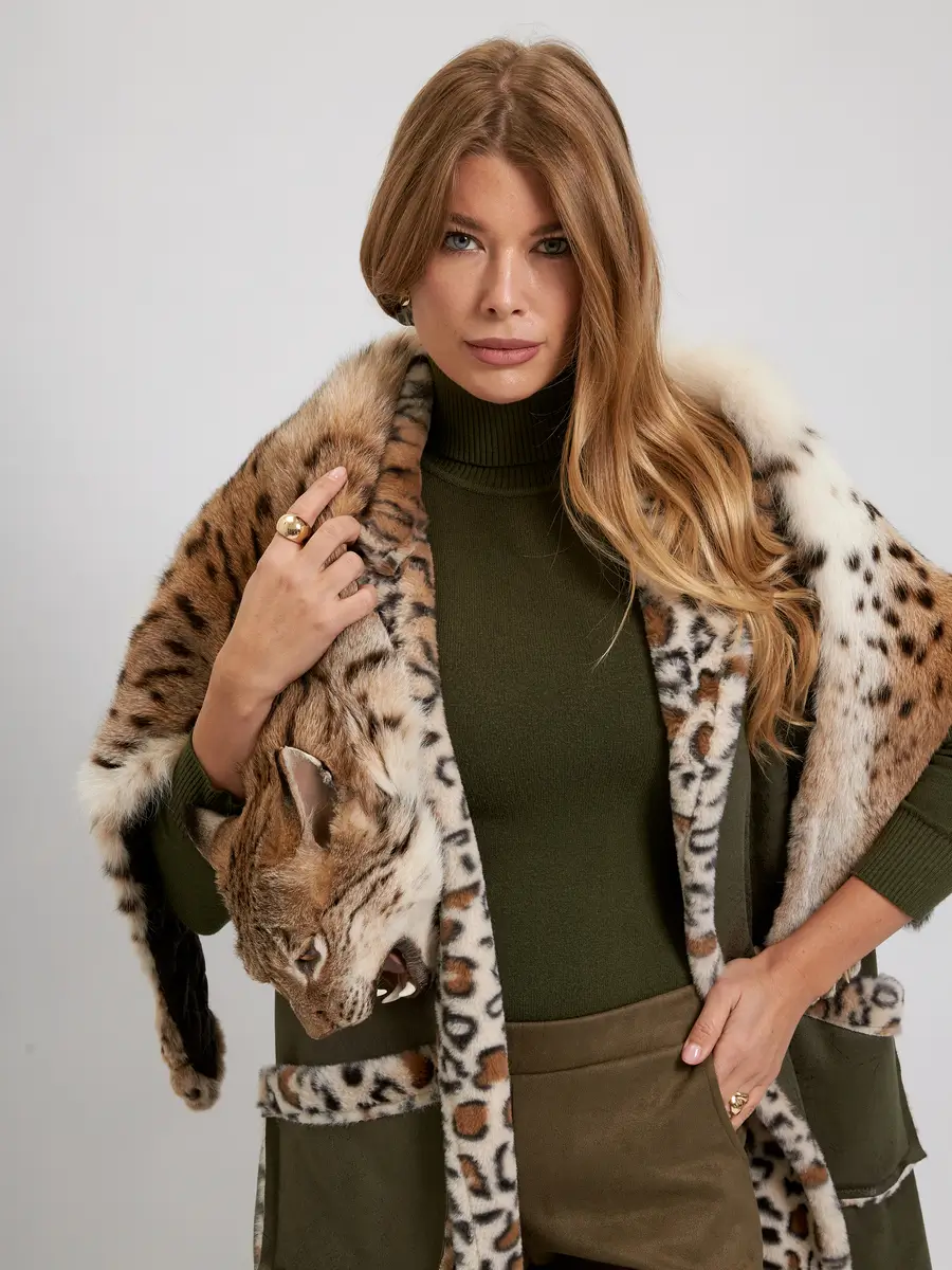 Удлиненный жилет Леопард зеленый со светлым мехом авторская одежда