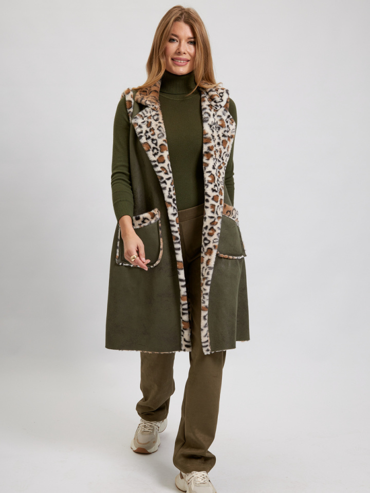 Удлиненный жилет Леопард зеленый со светлым мехом брендовая одежда