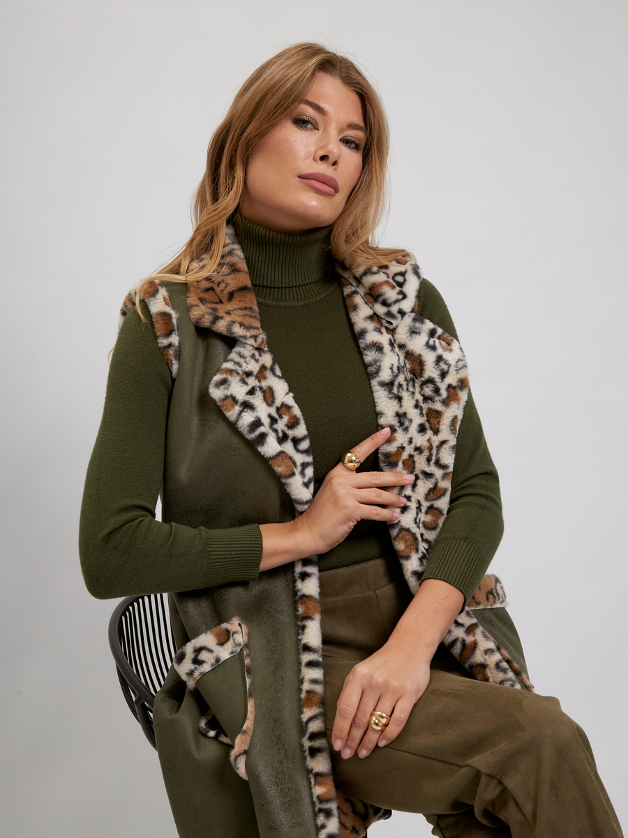 Удлиненный жилет Леопард зеленый со светлым мехом авторская одежда