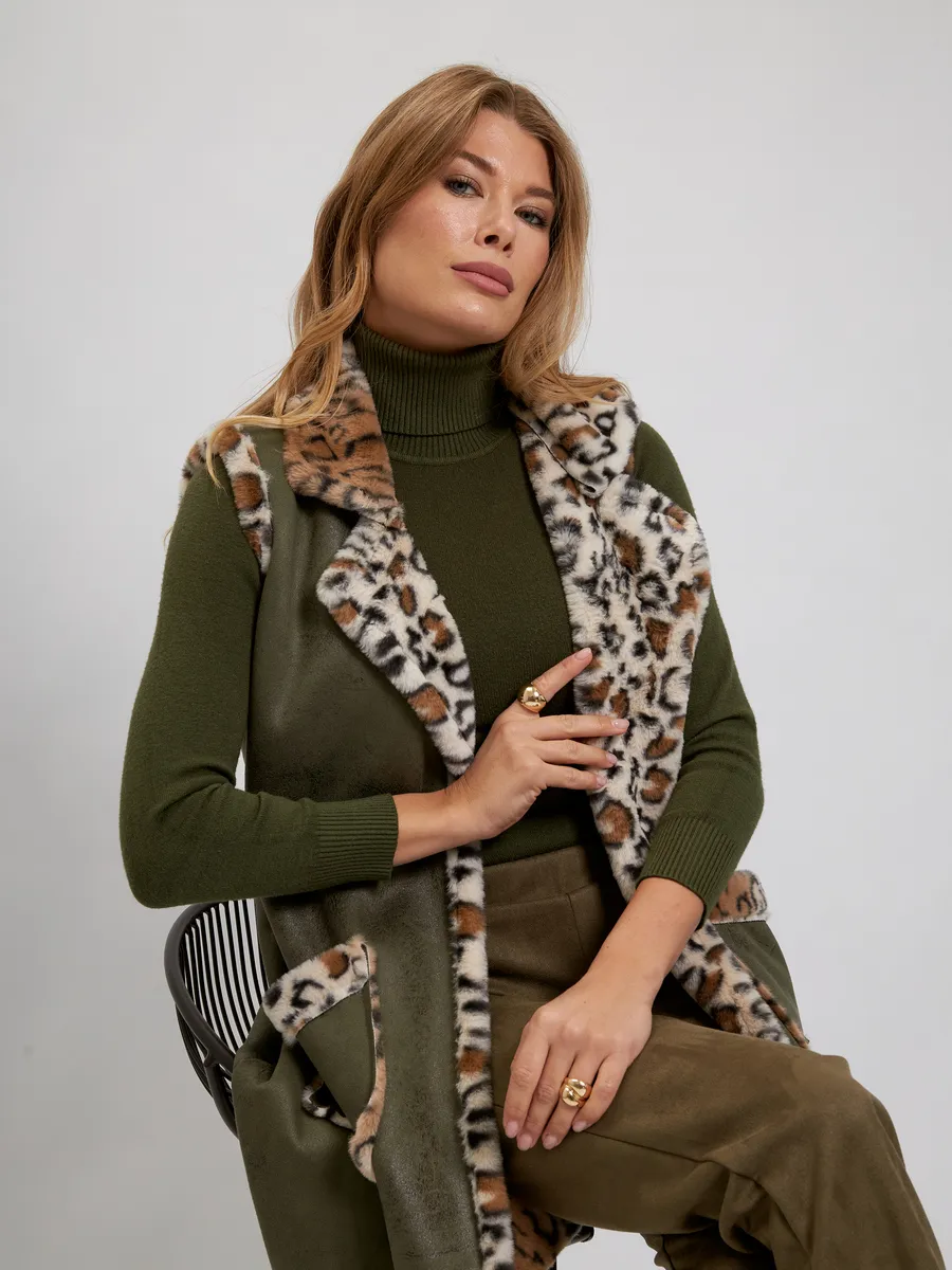 Удлиненный жилет Леопард зеленый со светлым мехом авторская одежда